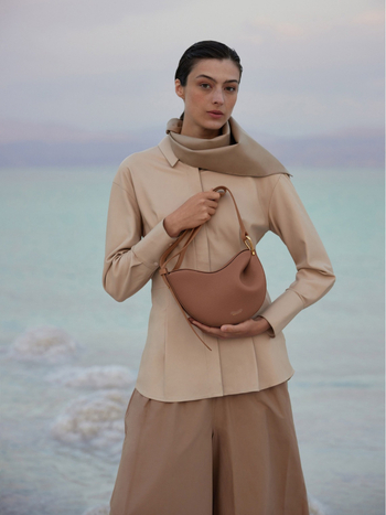 Τσαντάκι crossbody τύπου dumpling από γνήσιο δέρμα, με κλείσιμο καπακιού, εσωτερική θήκη για ID, κατασκευή από διπλό δέρμα βοδινού, άνοιξη 2025.