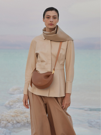 Τσαντάκι crossbody τύπου dumpling από γνήσιο δέρμα, με κλείσιμο καπακιού, εσωτερική θήκη για ID, κατασκευή από διπλό δέρμα βοδινού, άνοιξη 2025.