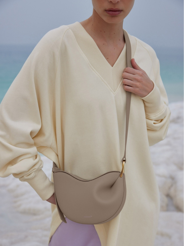 Τσαντάκι crossbody τύπου dumpling από γνήσιο δέρμα, με κλείσιμο καπακιού, εσωτερική θήκη για ID, κατασκευή από διπλό δέρμα βοδινού, άνοιξη 2025.