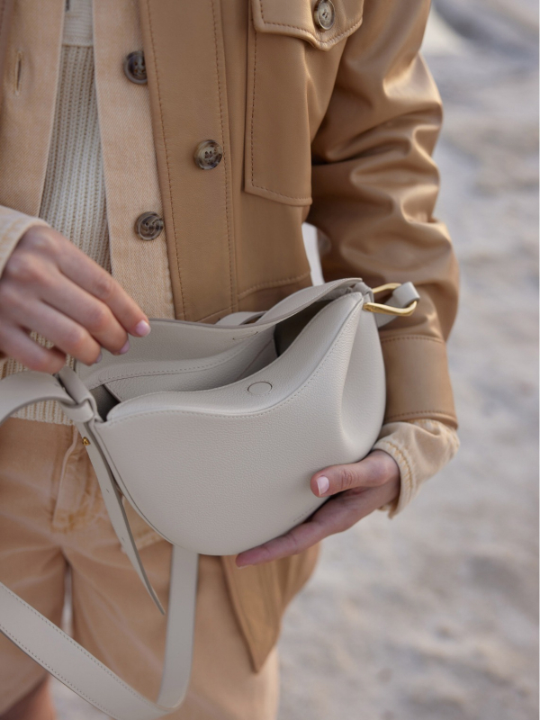 Τσαντάκι crossbody τύπου dumpling από γνήσιο δέρμα, με κλείσιμο καπακιού, εσωτερική θήκη για ID, κατασκευή από διπλό δέρμα βοδινού, άνοιξη 2025.