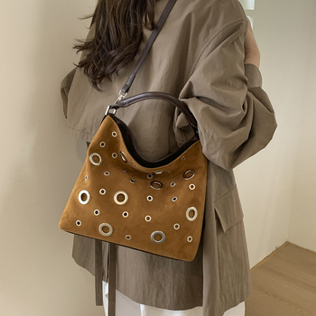 Γυναικεία σουέντ crossbody τσάντα, οριζόντιου τετράγωνου σχήματος, φερμουάρ, Φθινόπωρο 2025