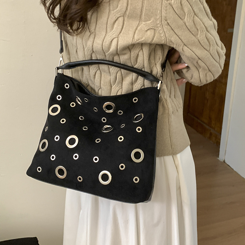 Γυναικεία σουέντ crossbody τσάντα, οριζόντιου τετράγωνου σχήματος, φερμουάρ, Φθινόπωρο 2025