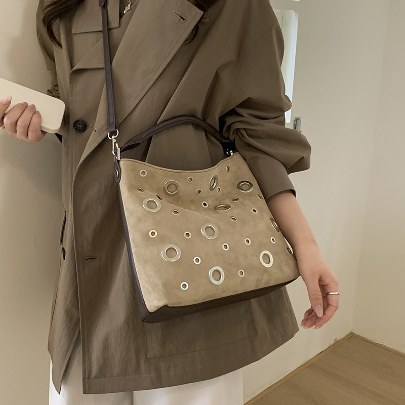 Γυναικεία σουέντ crossbody τσάντα, οριζόντιου τετράγωνου σχήματος, φερμουάρ, Φθινόπωρο 2025
