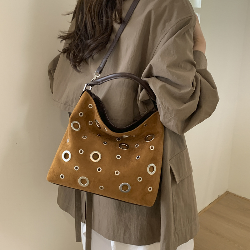 Γυναικεία σουέντ crossbody τσάντα, οριζόντιου τετράγωνου σχήματος, φερμουάρ, Φθινόπωρο 2025