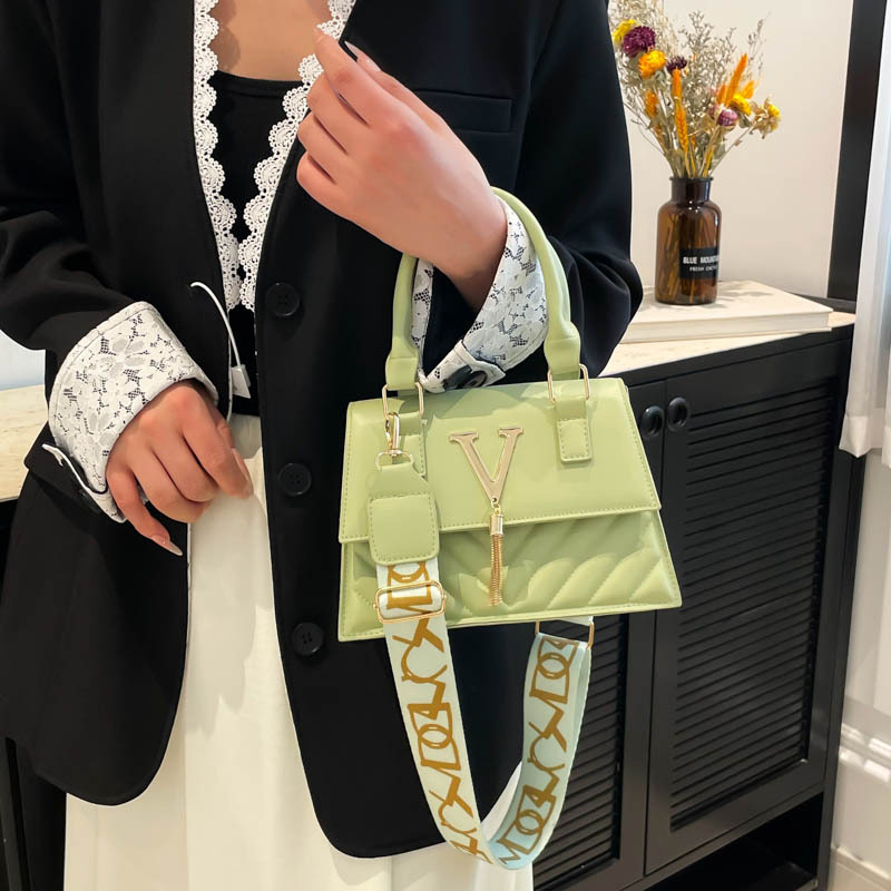 PU τετράγωνη τσάντα crossbody σε αστικό μινιμαλιστικό στυλ, οριζόντιου σχήματος, με μονή ιμάντα, εσωτερική θήκη για κινητό