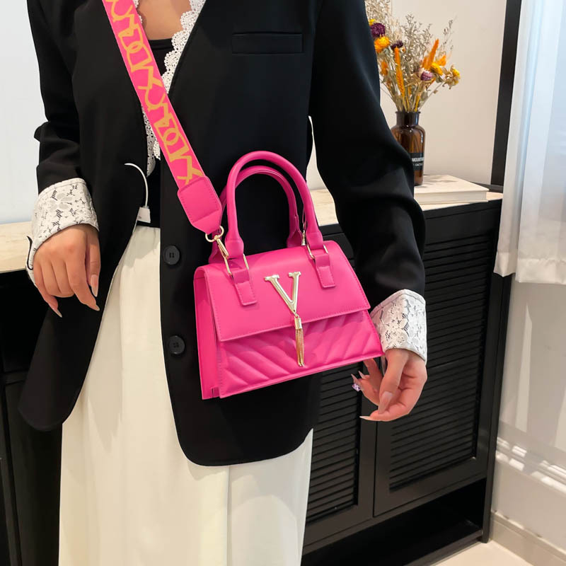 PU τετράγωνη τσάντα crossbody σε αστικό μινιμαλιστικό στυλ, οριζόντιου σχήματος, με μονή ιμάντα, εσωτερική θήκη για κινητό