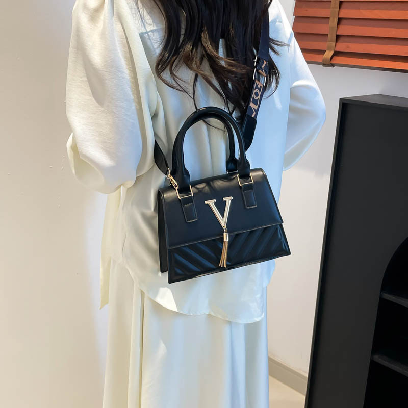 PU τετράγωνη τσάντα crossbody σε αστικό μινιμαλιστικό στυλ, οριζόντιου σχήματος, με μονή ιμάντα, εσωτερική θήκη για κινητό