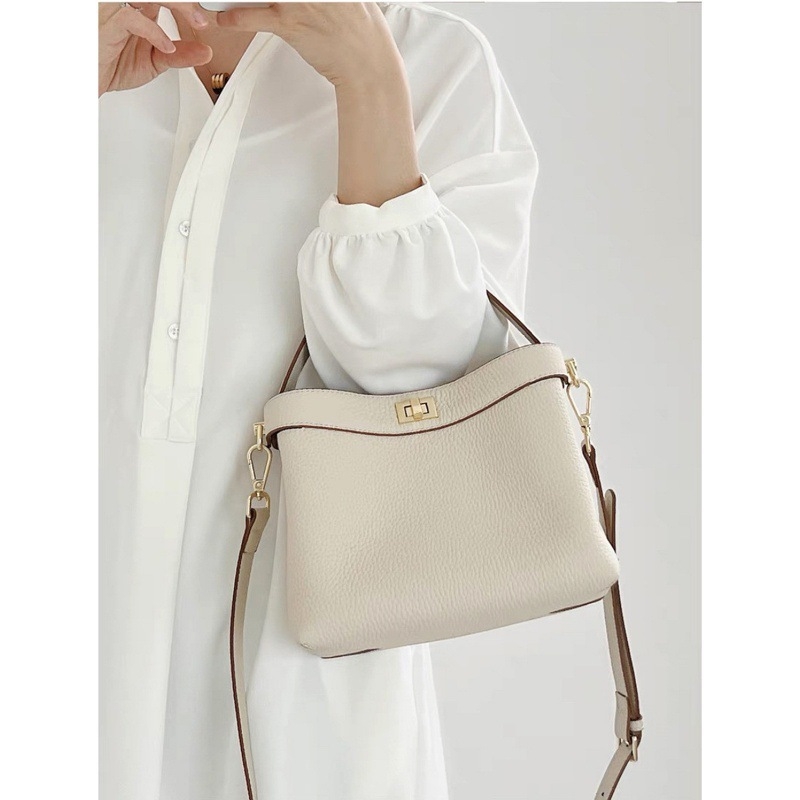 Geantă crossbody tip găleată din piele, stil urban minimalist, închidere cu clapetă, buzunare interioare cu fermoar, cu strat interior