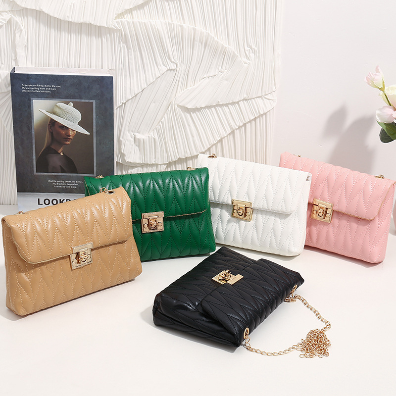 Τσάντα crossbody με κέντημα και αλυσίδα, PU υλικό, τετράγωνου σχήματος, καπάκι με κλείσιμο, θήκη για κινητό