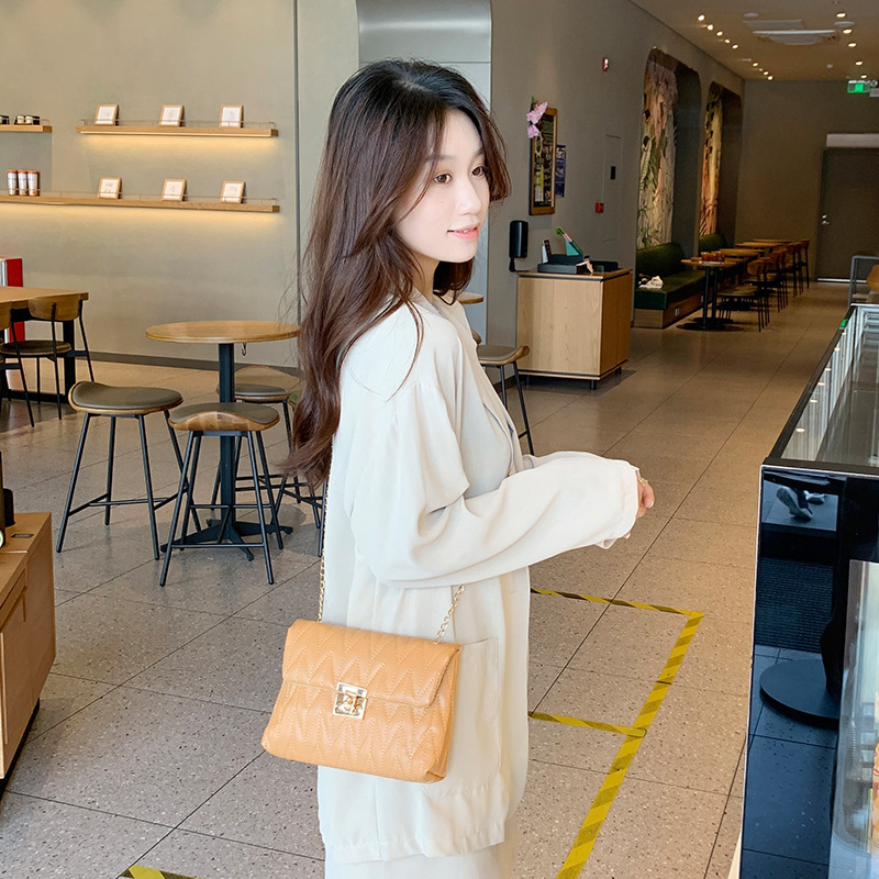 Τσάντα crossbody με κέντημα και αλυσίδα, PU υλικό, τετράγωνου σχήματος, καπάκι με κλείσιμο, θήκη για κινητό