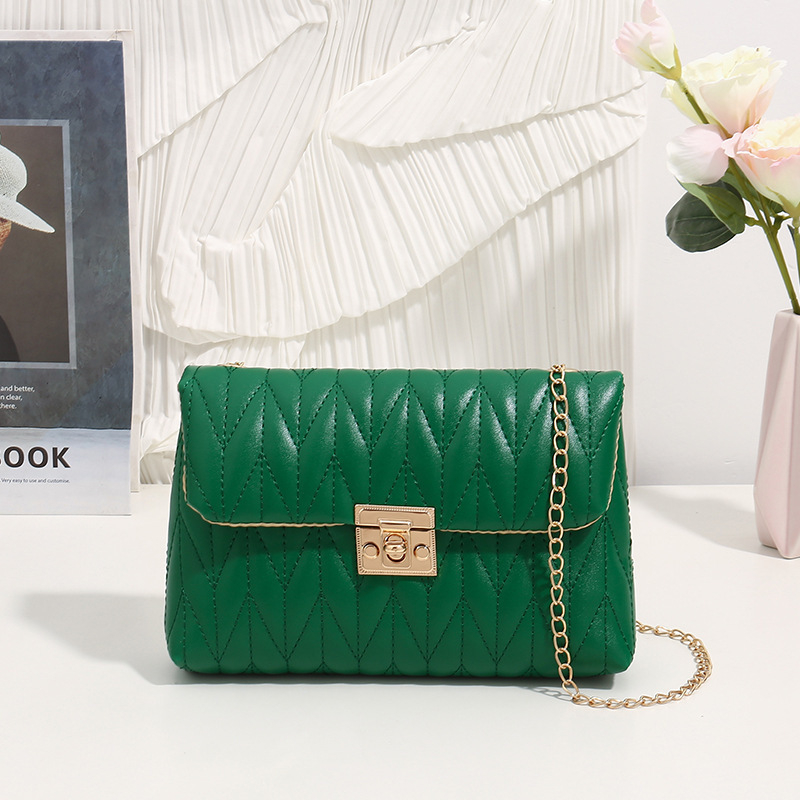 Τσάντα crossbody με κέντημα και αλυσίδα, PU υλικό, τετράγωνου σχήματος, καπάκι με κλείσιμο, θήκη για κινητό