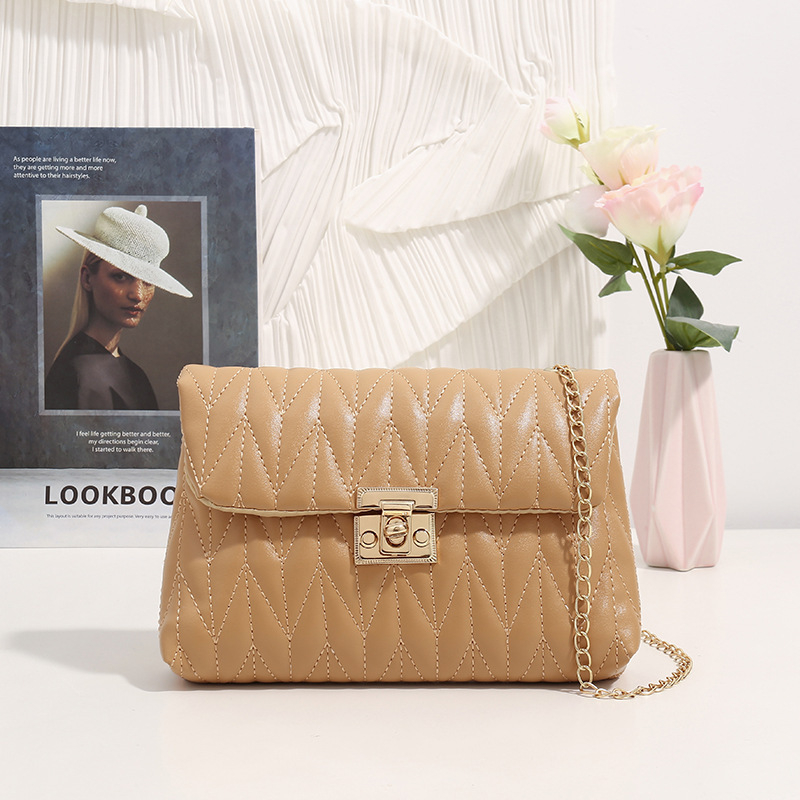 Τσάντα crossbody με κέντημα και αλυσίδα, PU υλικό, τετράγωνου σχήματος, καπάκι με κλείσιμο, θήκη για κινητό