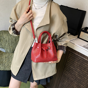 Geantă de umăr pentru femei, model țesut manual în stil coș de legume, material PU, căptușeală din nylon, buzunar pentru telefon, bretea unică