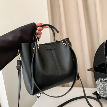 Bucket bag, PU υλικό, street-trend στυλ, σχήμα bucket, κλείσιμο με φερμουάρ, εσωτερική τσέπη για κινητό