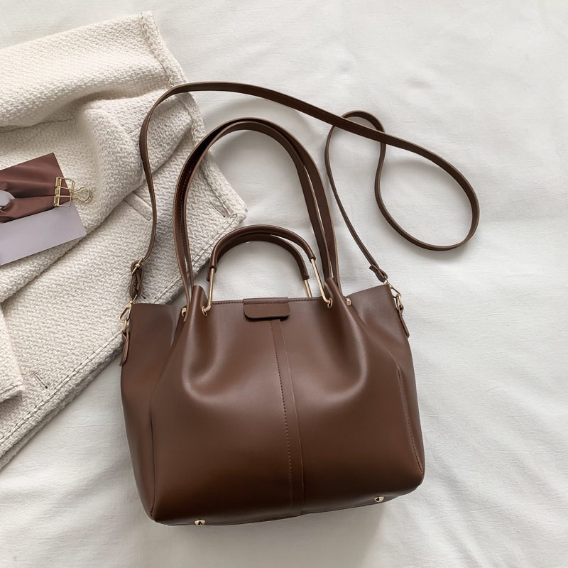 Bucket bag, PU υλικό, street-trend στυλ, σχήμα bucket, κλείσιμο με φερμουάρ, εσωτερική τσέπη για κινητό