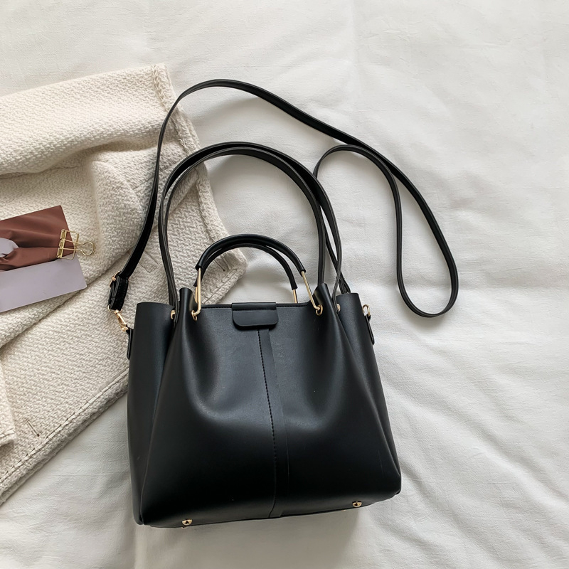 Bucket bag, PU υλικό, street-trend στυλ, σχήμα bucket, κλείσιμο με φερμουάρ, εσωτερική τσέπη για κινητό