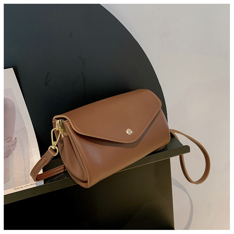 Ženska cilindrična torba od PU-a, street style, magnetsko zatvaranje, unutarnje džepove za telefon i ziptorbu, horizontalni kvadratni oblik