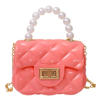 PVC crossbody torba, horizontalni kvadratni silueta, zatvaranje s poklopcem, unutarnji pretinac za ID, srednje tvrdoća