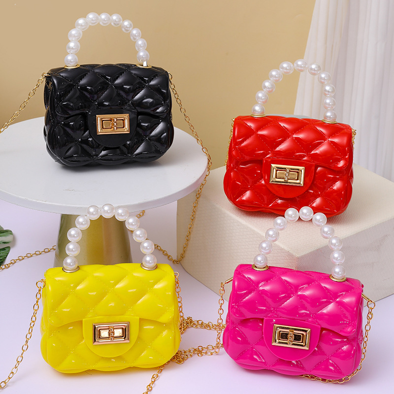 PVC crossbody torba, horizontalni kvadratni silueta, zatvaranje s poklopcem, unutarnji pretinac za ID, srednje tvrdoća