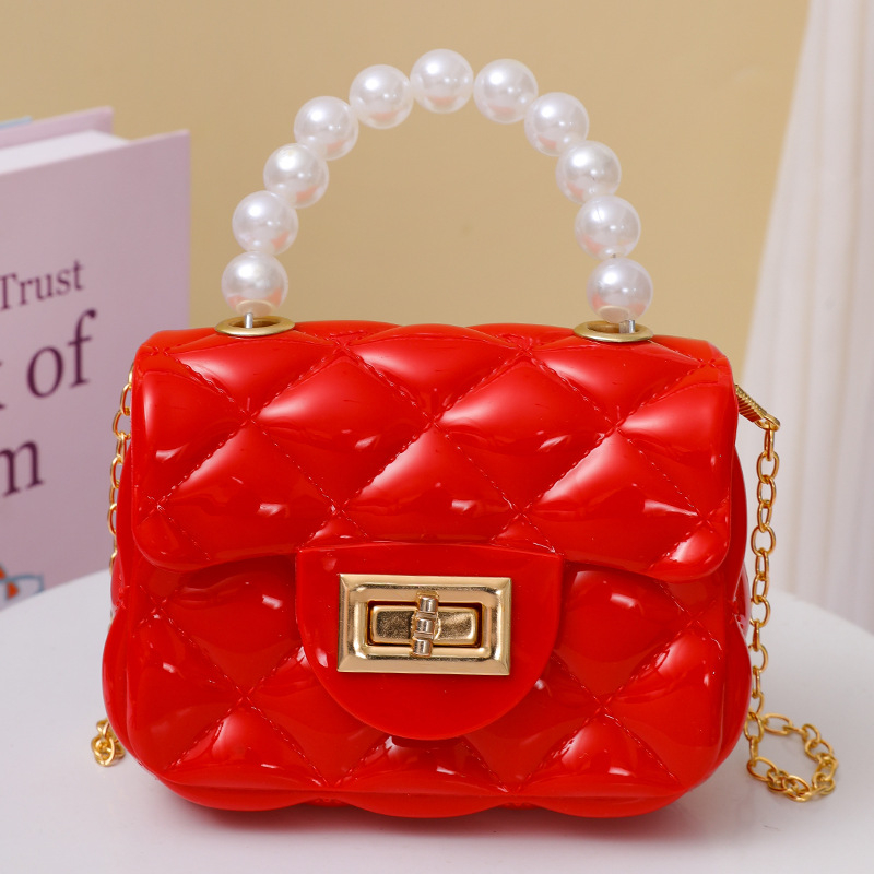 PVC crossbody torba, horizontalni kvadratni silueta, zatvaranje s poklopcem, unutarnji pretinac za ID, srednje tvrdoća