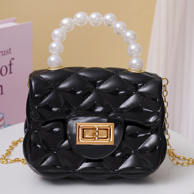 PVC crossbody torba, horizontalni kvadratni silueta, zatvaranje s poklopcem, unutarnji pretinac za ID, srednje tvrdoća