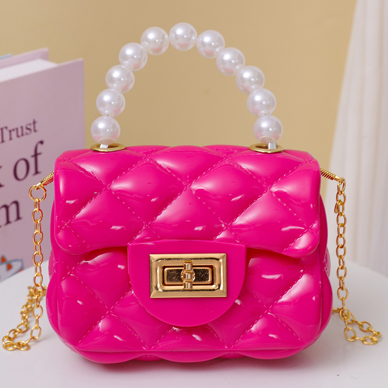 PVC crossbody torba, horizontalni kvadratni silueta, zatvaranje s poklopcem, unutarnji pretinac za ID, srednje tvrdoća