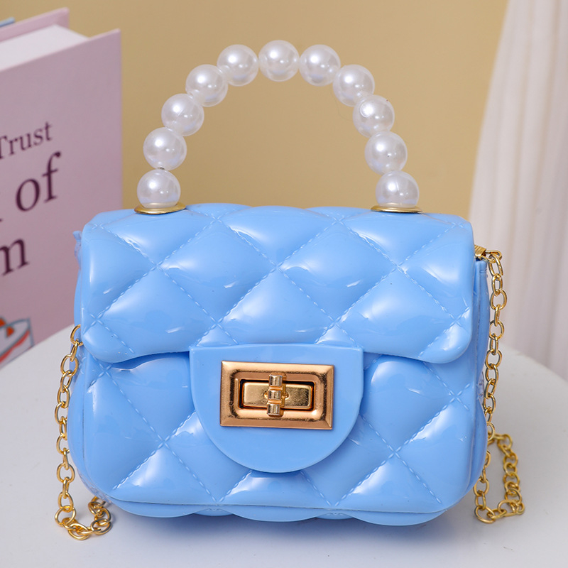 PVC crossbody torba, horizontalni kvadratni silueta, zatvaranje s poklopcem, unutarnji pretinac za ID, srednje tvrdoća