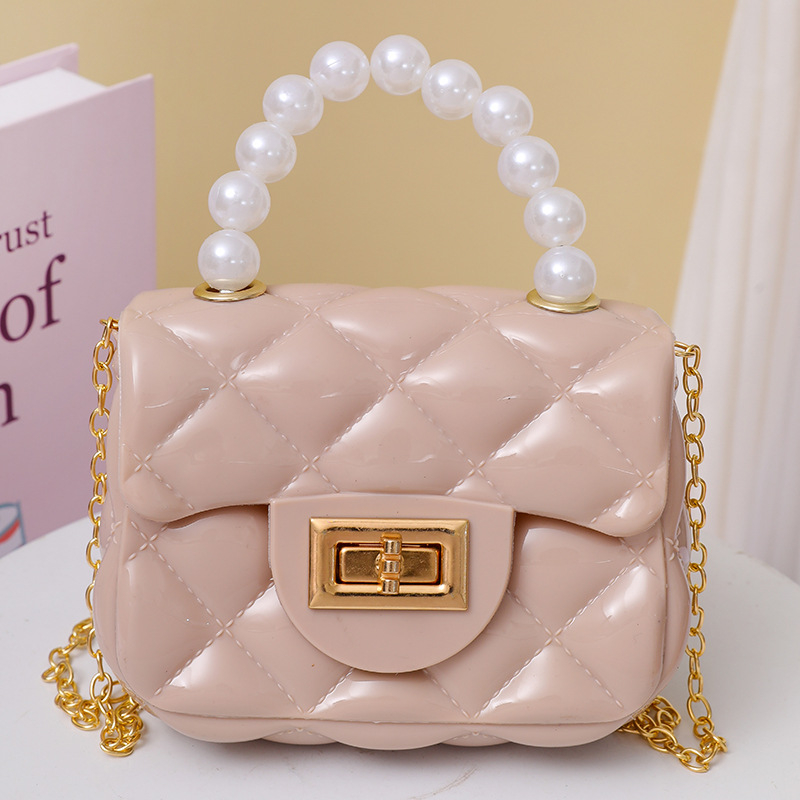 PVC crossbody torba, horizontalni kvadratni silueta, zatvaranje s poklopcem, unutarnji pretinac za ID, srednje tvrdoća