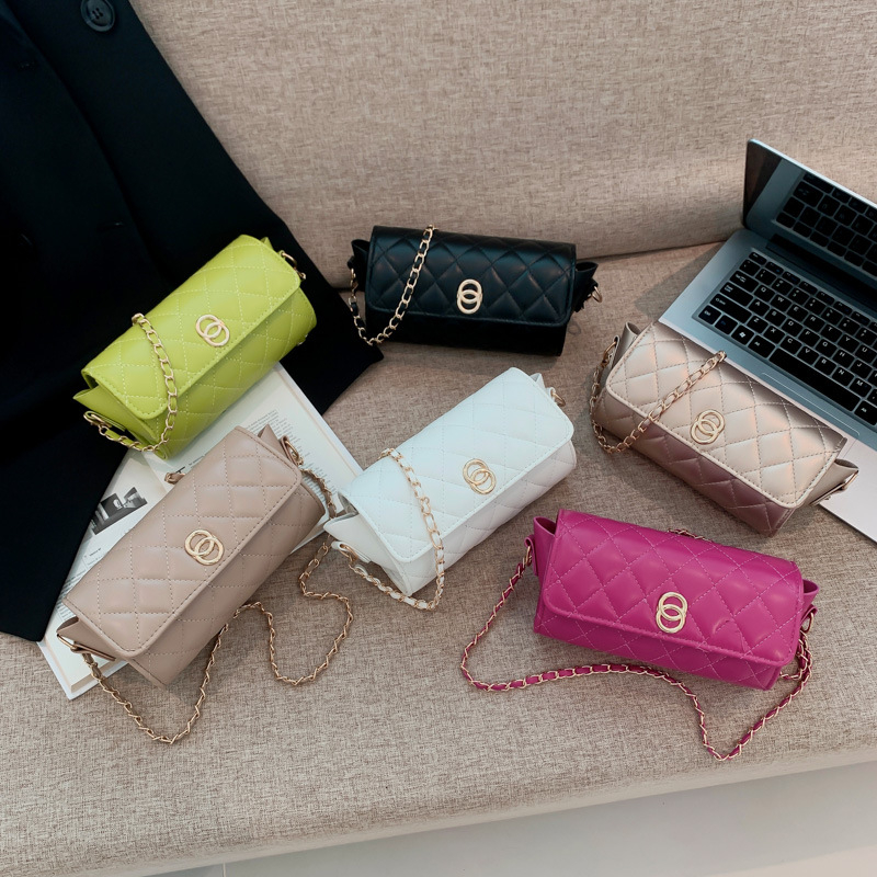 Ženska torba preko ramena, cilindričnog oblika, PU materijal, podstava od sintetičke kože, zatvaranje zipom, jedna naramenica, gradski minimalistički stil