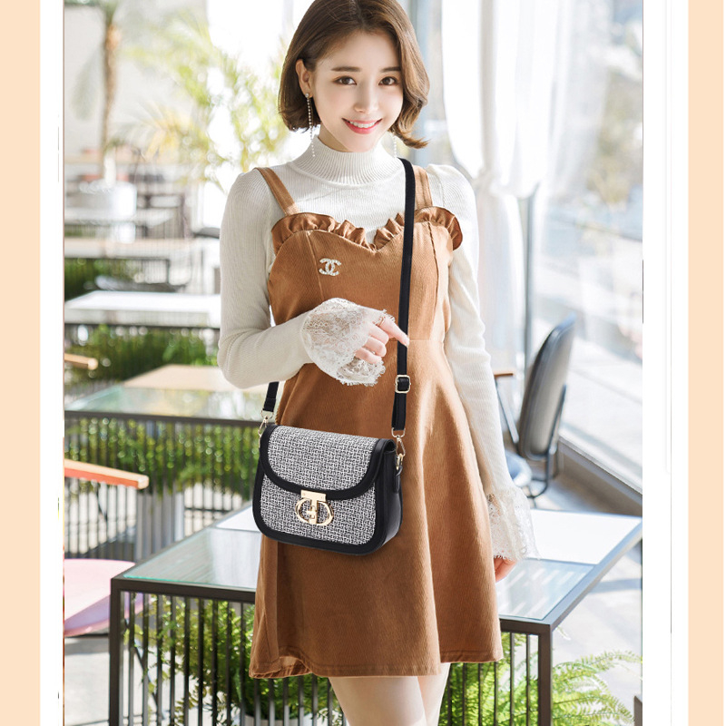 Ženska PU crossbody torbica, horizontalnog kvadratnog oblika, zatvarač, unutarnja džep sa zipom, jedna naramnica, svakodnevna upotreba, ljeto 2025