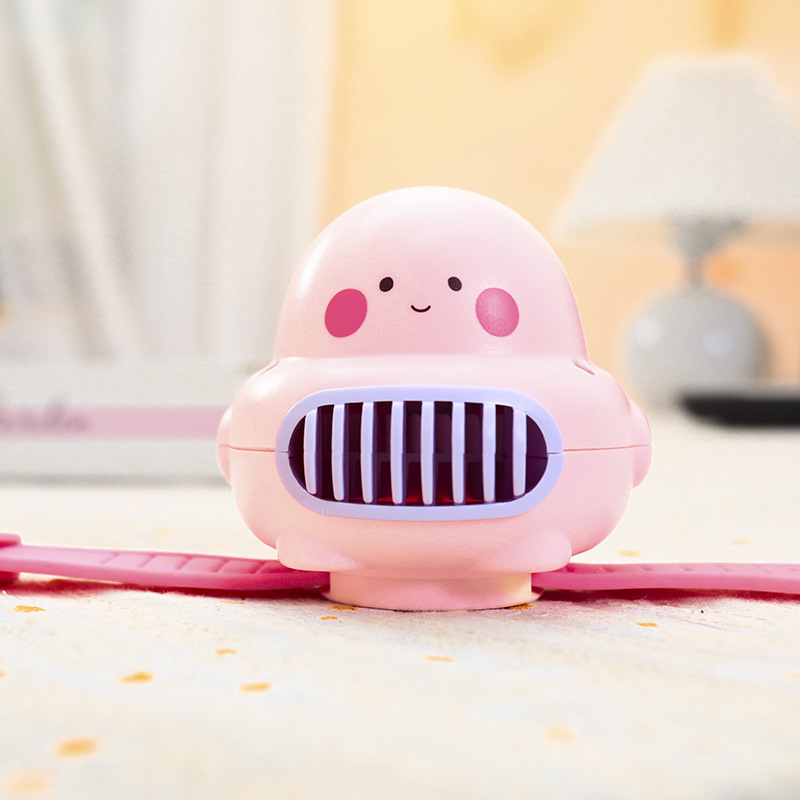 Mini ventilator u stilu sata s ugrađenom baterijom 300–500 mAh, 3 brzine, četkasti motor, zvuk 36–45 dB, rad do 1 h