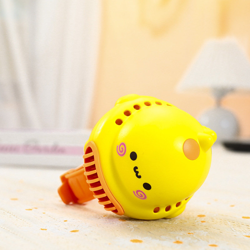 Mini ventilator u stilu sata s ugrađenom baterijom 300–500 mAh, 3 brzine, četkasti motor, zvuk 36–45 dB, rad do 1 h