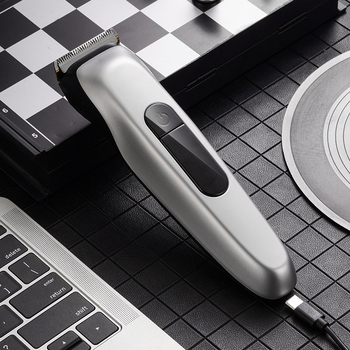 Ηλεκτρικό κοπτικό μαλλιών για οικιακή χρήση με τιτάνιο λεπίδες, κινητήρας με βούρτσες, αποσπώμενο και πλενόμενο κεφάλι κοπής, διάρκεια μπαταρίας 6–8 ωρών, θόρυβος 46–70 dB