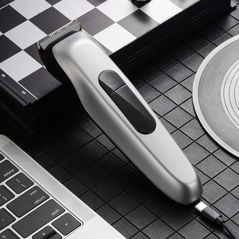 Ηλεκτρικό κοπτικό μαλλιών για οικιακή χρήση με τιτάνιο λεπίδες, κινητήρας με βούρτσες, αποσπώμενο και πλενόμενο κεφάλι κοπής, διάρκεια μπαταρίας 6–8 ωρών, θόρυβος 46–70 dB