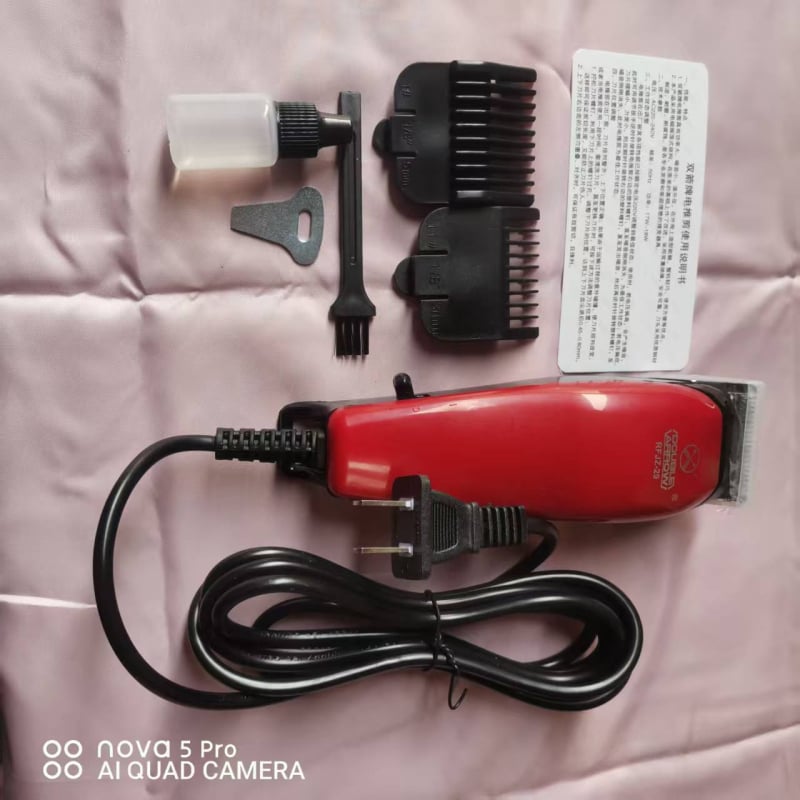 Kablinski električni kliper za kosu, model 29, crveni; napajanje iz mreže, četkasti motor, nehrđajuće čelične oštrice, snaga 18W, odvojiva i periva glava za rezanje