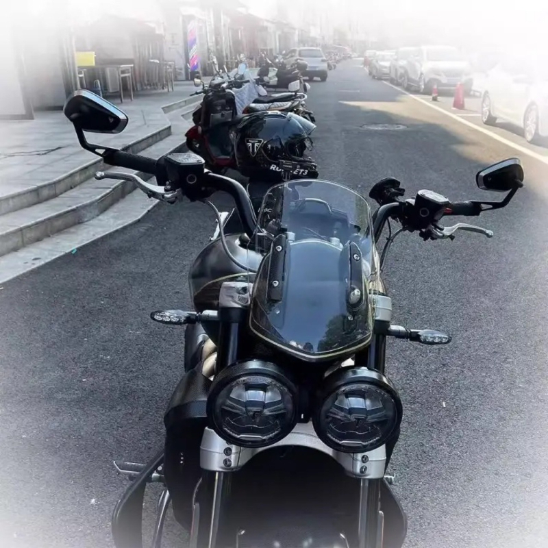 Aluminijski kvadratni retrovizor za Triumph Street Triple 660/765RS, montaža: ortodontska; Materijal: aluminij; Vrsta ogledala: kvadratno; Otpornost na tresanje: visoka