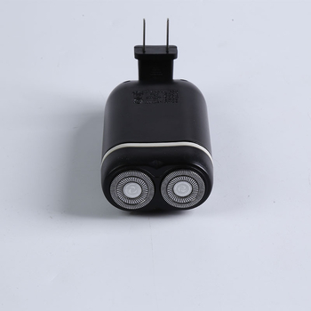 Elektromos borotva forgó fejjel, két pengével, kefés motor, mosható fej, működési idő 30–45 perc, töltési mód