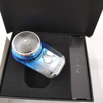 Aparat de ras electric pentru bărbați, încărcare USB, baterie încorporată, motor fără perii, cap rotativ cu 1 lamă, autonomie 30–45 de minute.