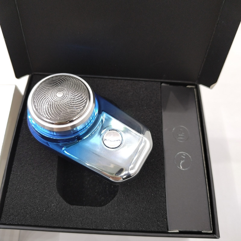 Aparat de ras electric pentru bărbați, încărcare USB, baterie încorporată, motor fără perii, cap rotativ cu 1 lamă, autonomie 30–45 de minute.