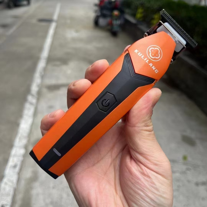 Električni šišač za kosu Curry Wolf s bezčetkastim motorom, noževi od titanij‑lijevanog legura, ugrađena baterija 2000–4000 mAh, radno vrijeme 3–6 sati, buka ispod 36 dB