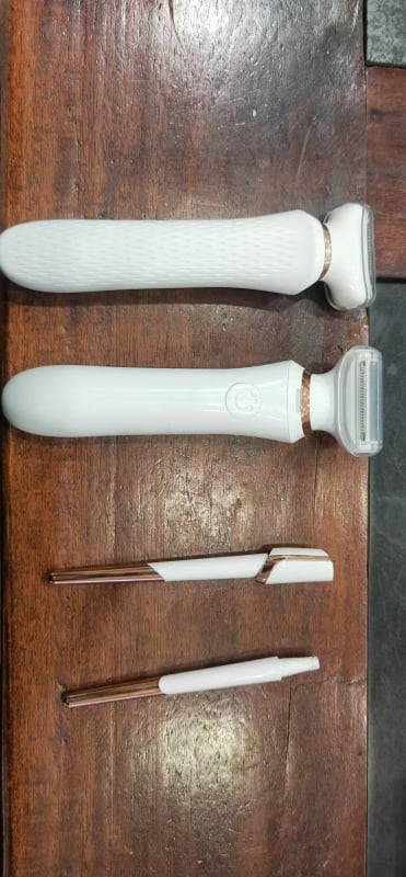 Muški električni brijač s 3-glavnim recipročkim nožem, periv, trajanje baterije 30–45 minuta, napajanje AC, maksimalna snaga 2W