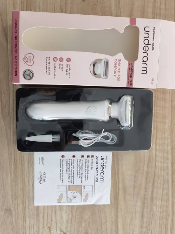 Muški električni brijač s 3-glavnim recipročkim nožem, periv, trajanje baterije 30–45 minuta, napajanje AC, maksimalna snaga 2W