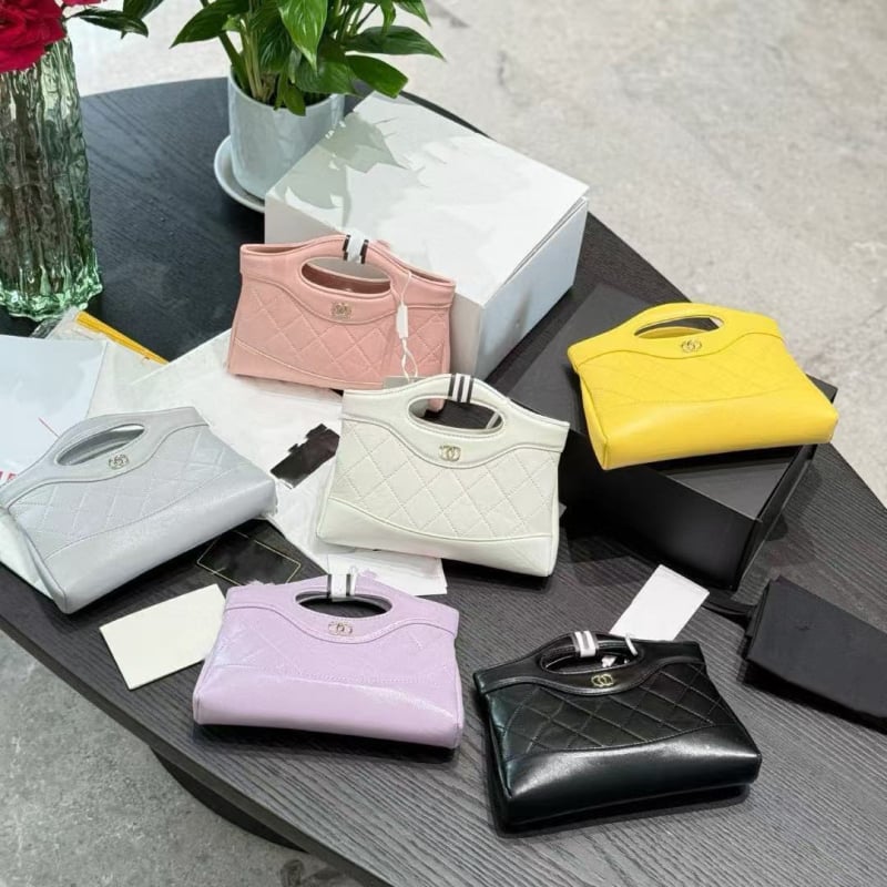 Unisex kožna crossbody torba cilindričnog oblika, zatvaranje preklopom, platnena podstava, unutarnja džep sa zipom