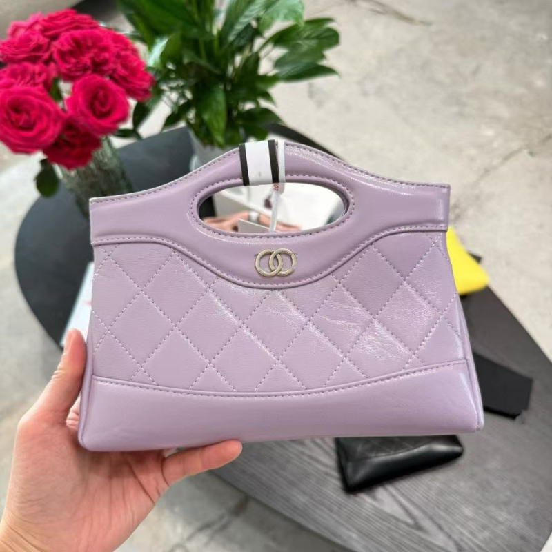 Unisex kožna crossbody torba cilindričnog oblika, zatvaranje preklopom, platnena podstava, unutarnja džep sa zipom