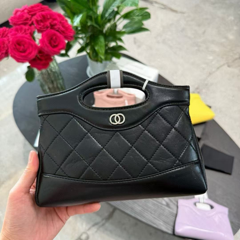Unisex kožna crossbody torba cilindričnog oblika, zatvaranje preklopom, platnena podstava, unutarnja džep sa zipom