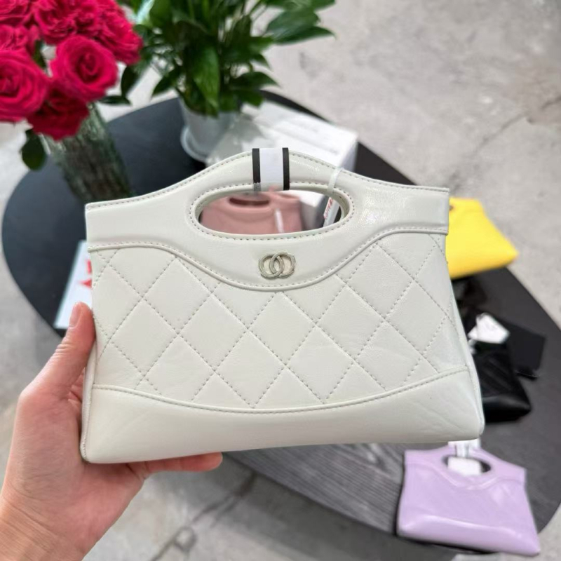 Unisex kožna crossbody torba cilindričnog oblika, zatvaranje preklopom, platnena podstava, unutarnja džep sa zipom