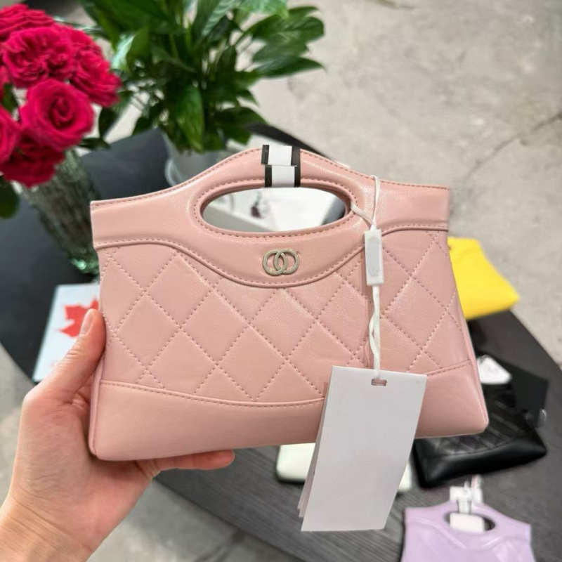 Unisex kožna crossbody torba cilindričnog oblika, zatvaranje preklopom, platnena podstava, unutarnja džep sa zipom