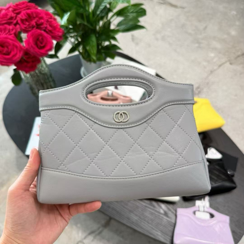 Unisex kožna crossbody torba cilindričnog oblika, zatvaranje preklopom, platnena podstava, unutarnja džep sa zipom