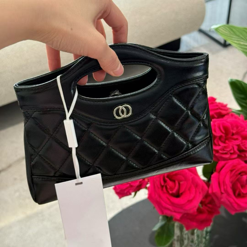 Unisex kožna crossbody torba cilindričnog oblika, zatvaranje preklopom, platnena podstava, unutarnja džep sa zipom