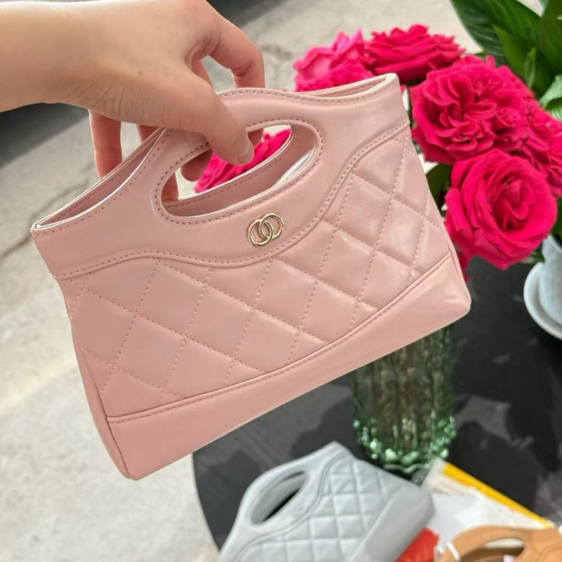 Unisex kožna crossbody torba cilindričnog oblika, zatvaranje preklopom, platnena podstava, unutarnja džep sa zipom